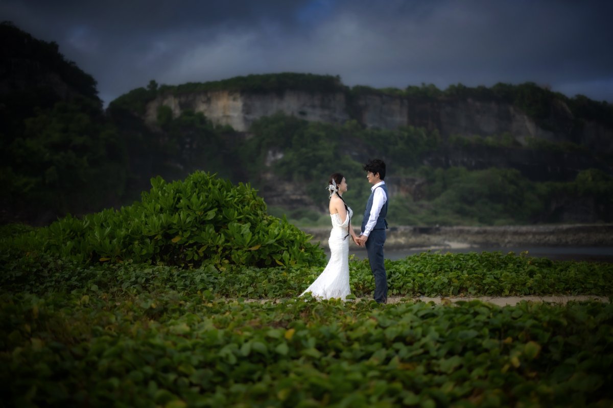 Couple portrait at an Abu Dhabi resort wedding by WeddingClickz